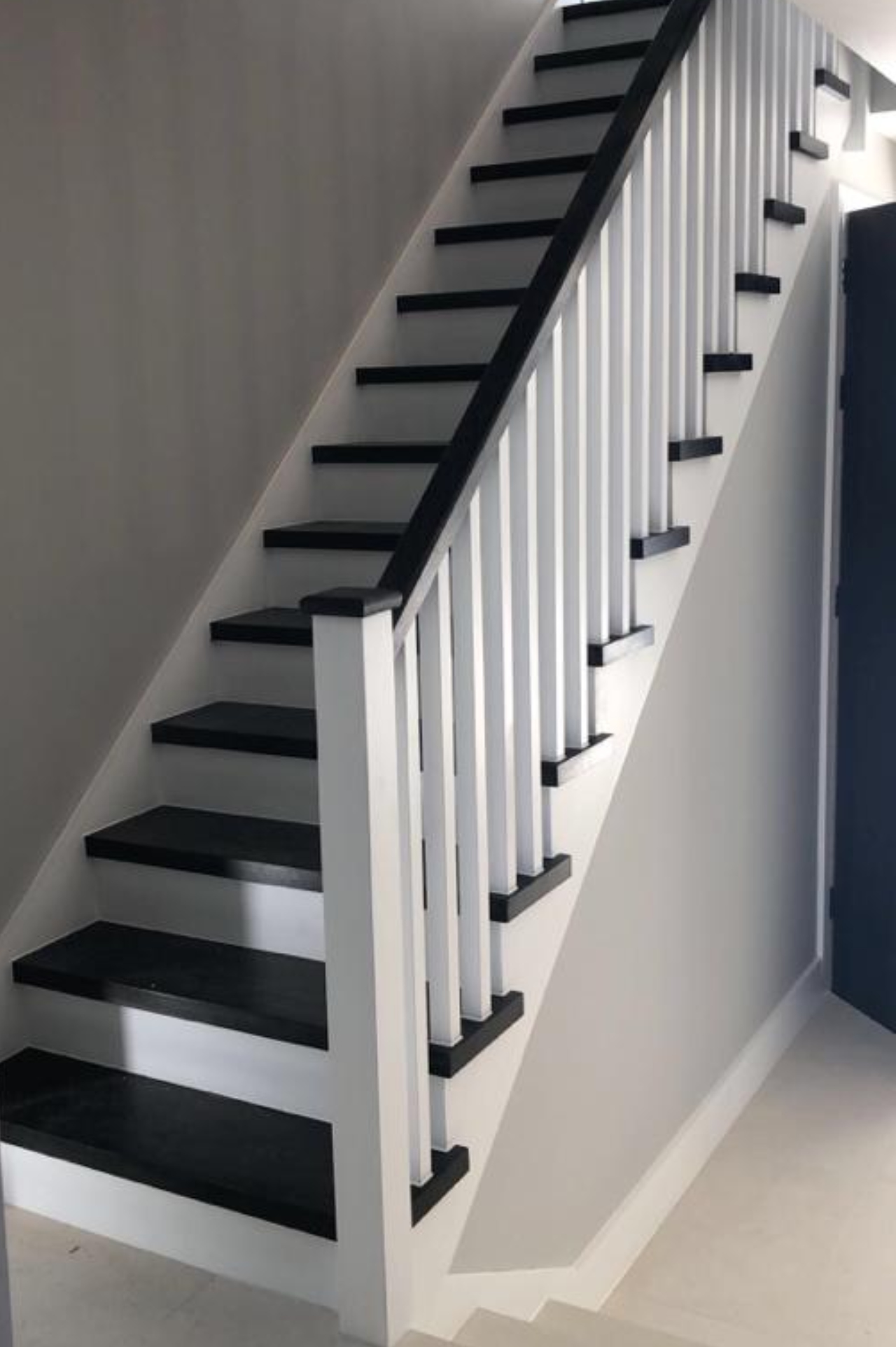 modern Cut string L-bent stairs with iron baluster