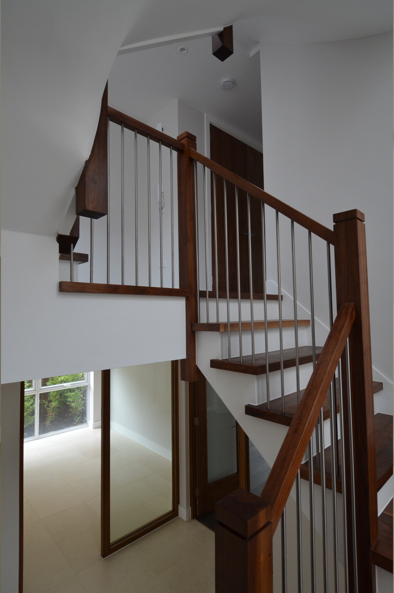 Wooden L-bent staircase cut string with iron baluster