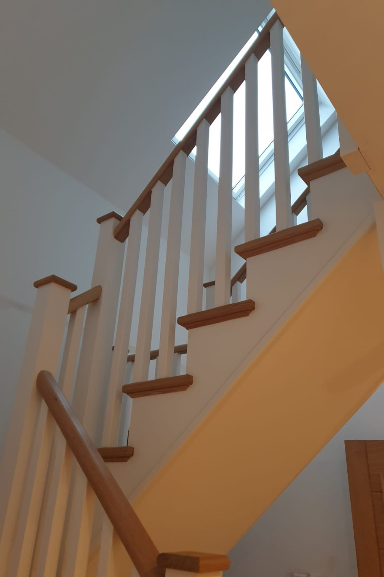 Wooden U-bent cut string staircase