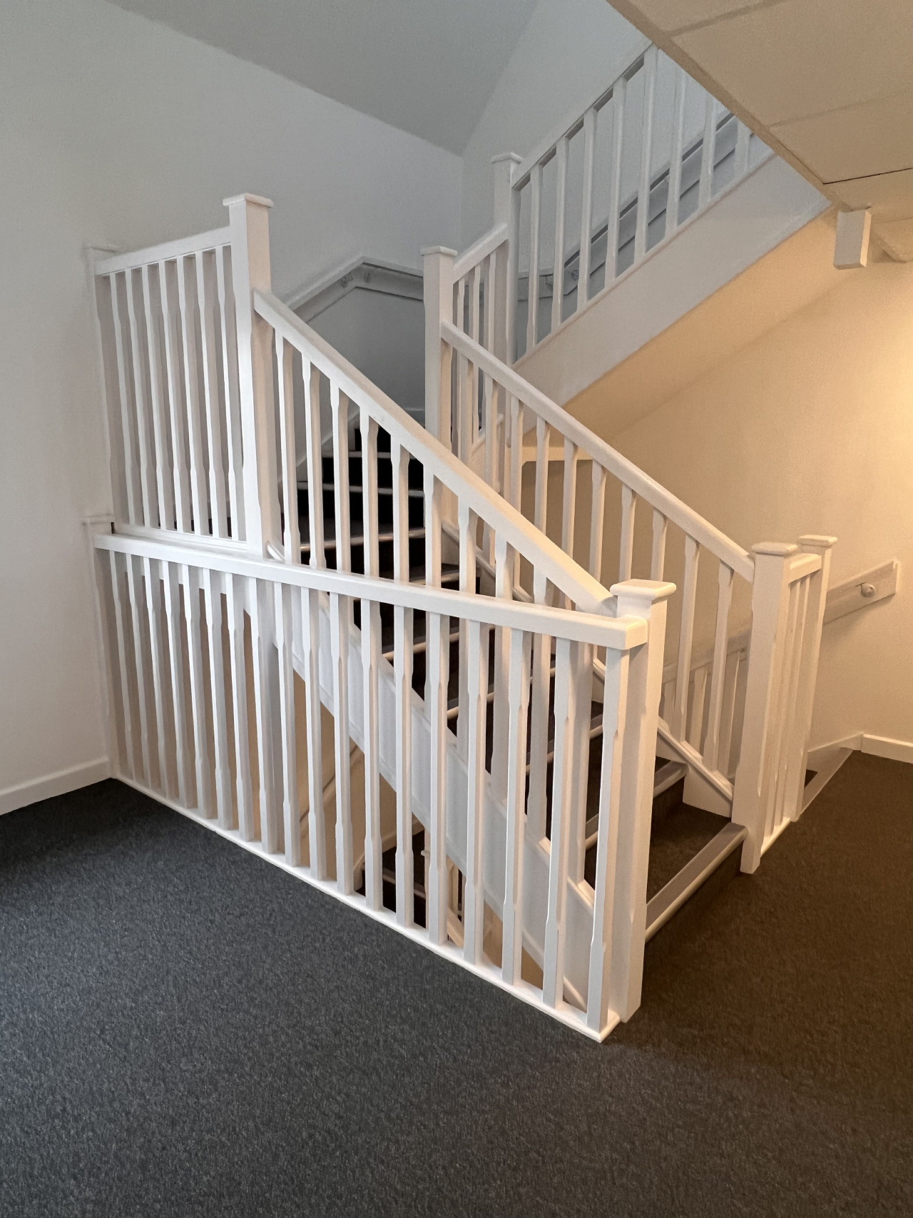 Commercial L-bent stairs