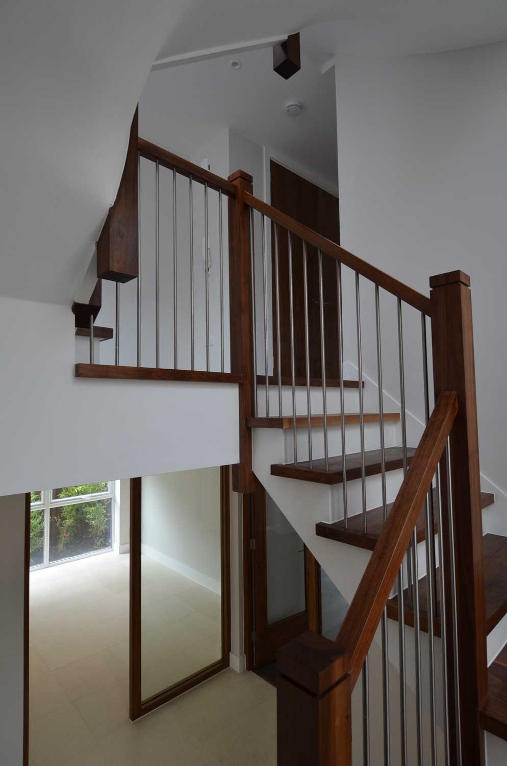 L-bent staircase with metal spindles