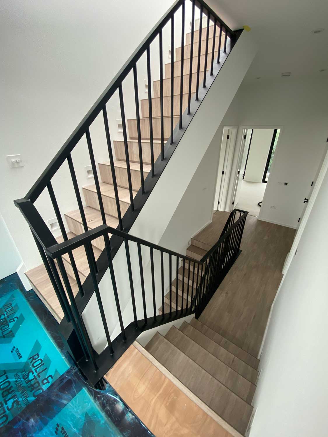 U-shaped staircase with metal spindles