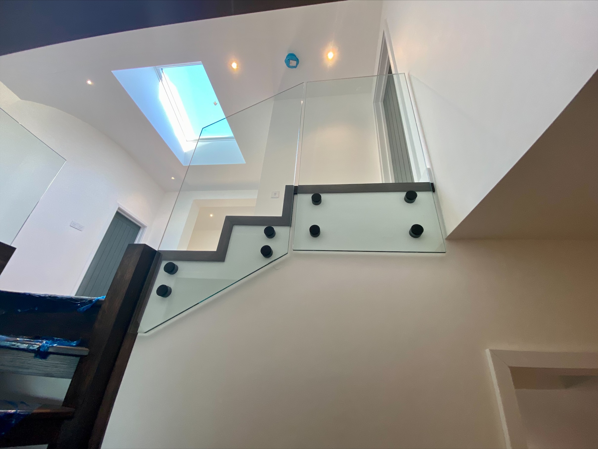 L-bent staircase with glass balusters